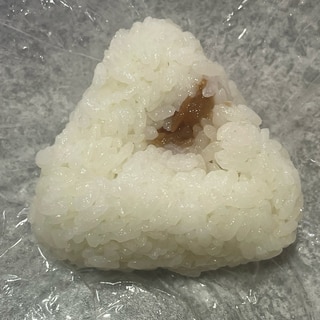 梅とサラダチキンのおにぎり